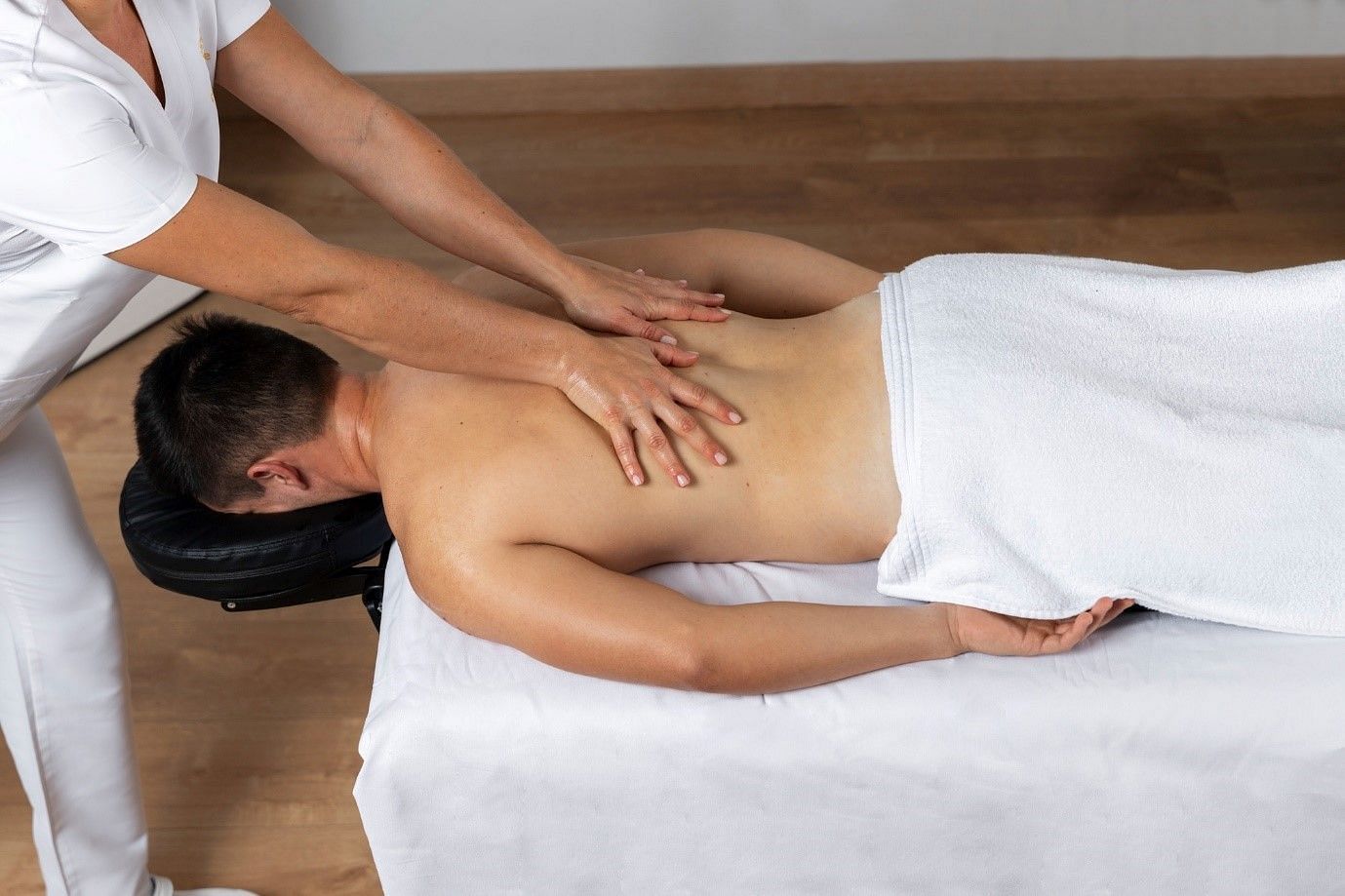 Tui na massage helps cancer patients in improving their quality of life (image by freepik on freepik)